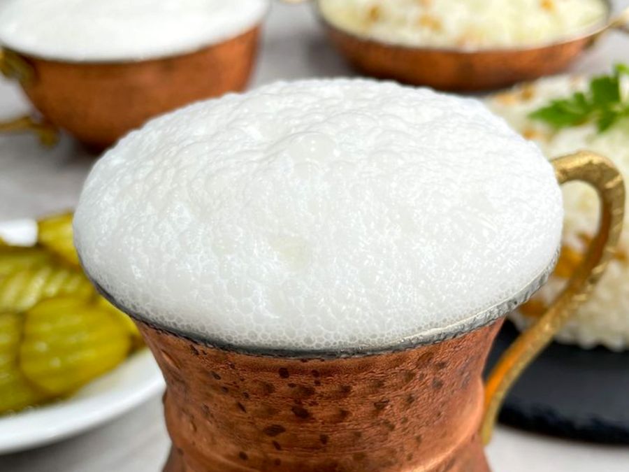 Bakır bardakta ayran